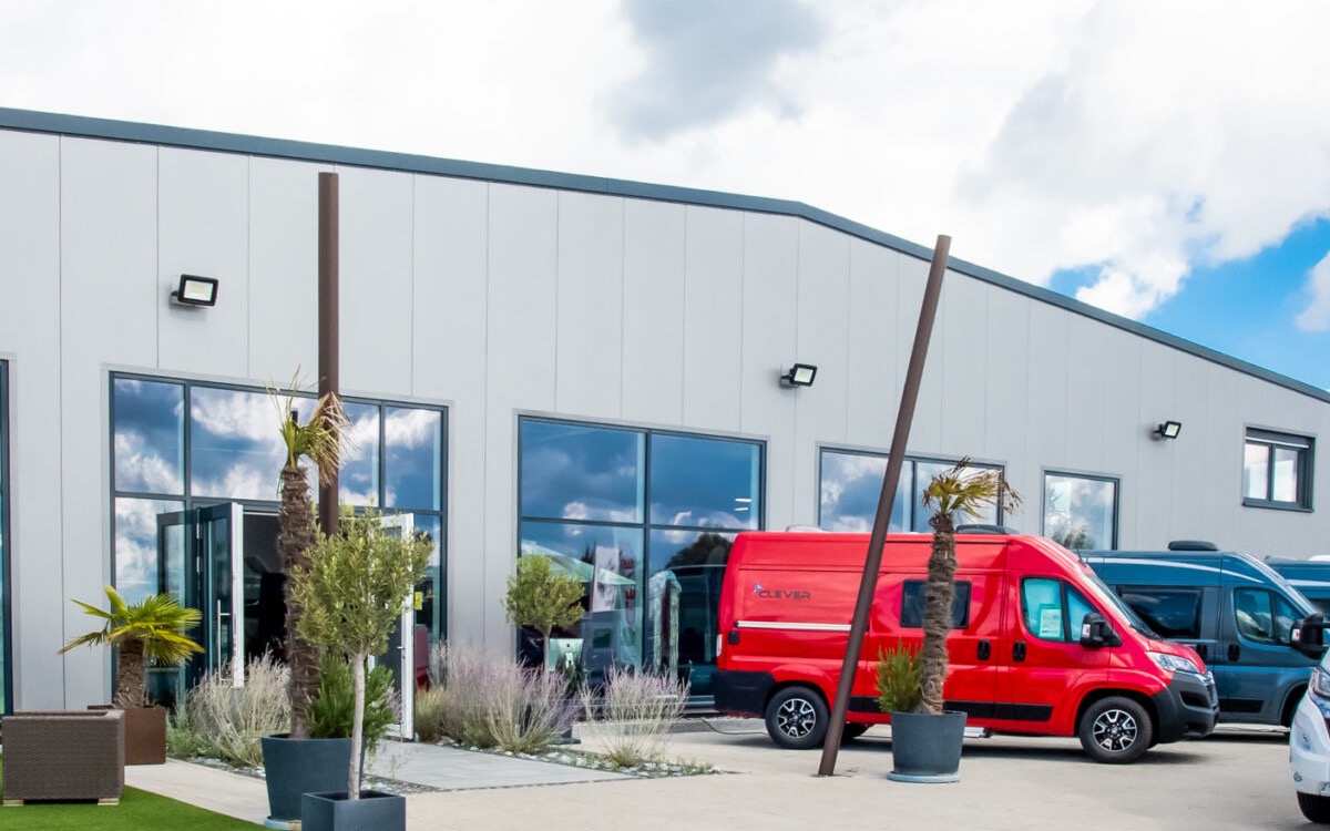 Reihe neuer und gebrauchter Wohnmobile auf dem Verkaufsgelände